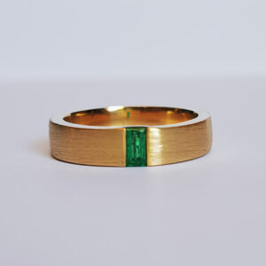 anillo parallel esmeralda