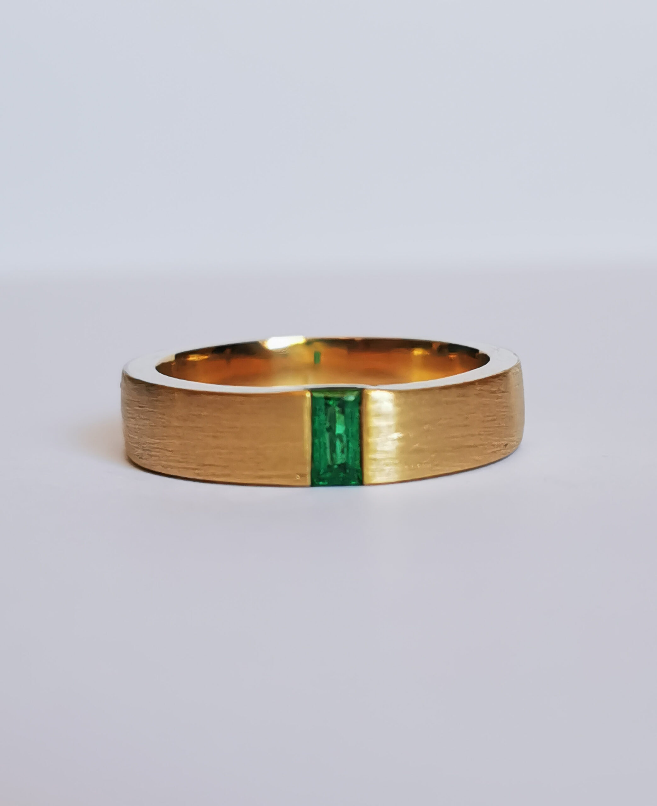 anillo parallel esmeralda