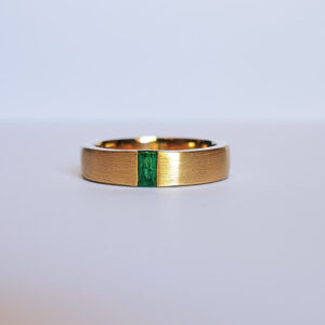 anillo parallel esmeralda