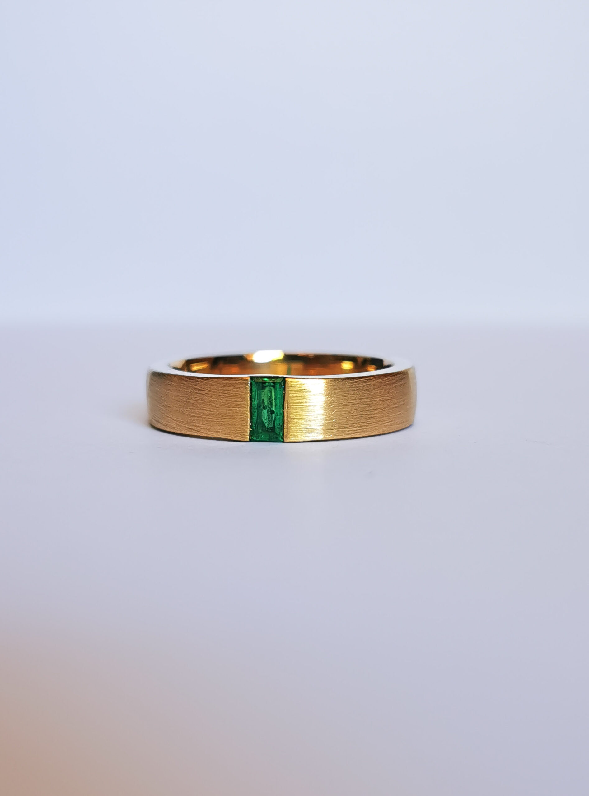 anillo parallel esmeralda