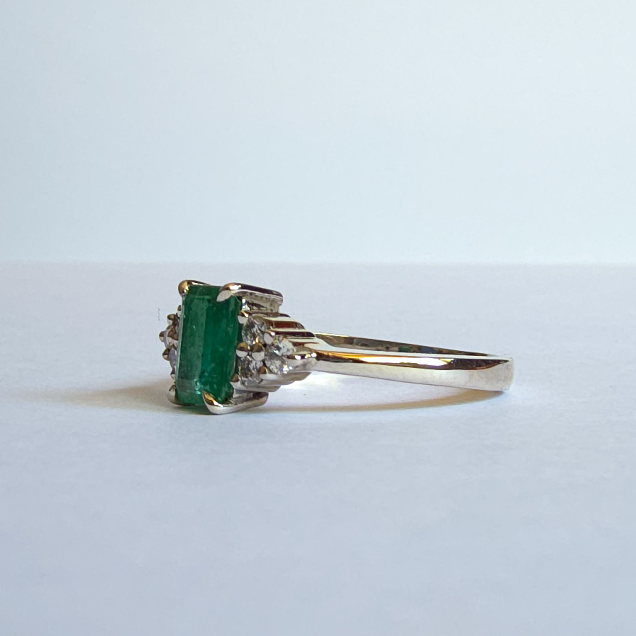 Anillo de compromiso Trisquel Esmeralda - Imagen 2