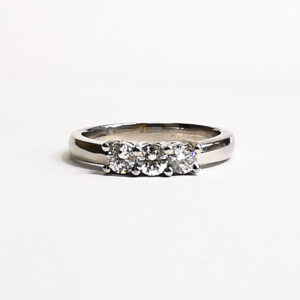 Alt: anillo de compromiso tricillo platino y diamantes.
