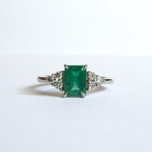 Anillo de compromiso Trisquel Esmeralda