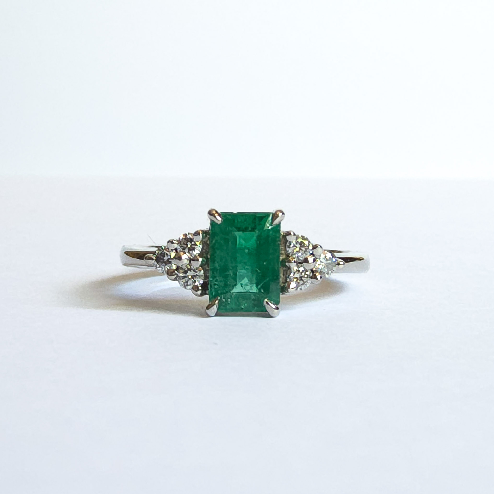 Anillo de compromiso Trisquel Esmeralda