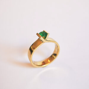 alt: Anillo aniversario esmeralda y oro 18k