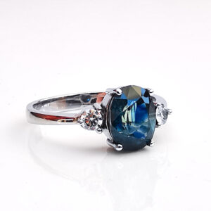 Alt: anillo de compromiso zafiro y diamantes kind of blue