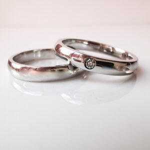 Argollas de matrimonio media caña platino y diamante.