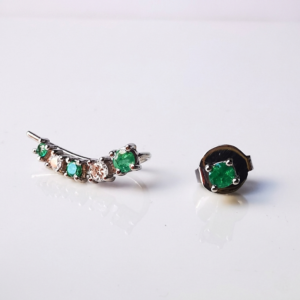 Aros trepador, esmeralda y diamantes.