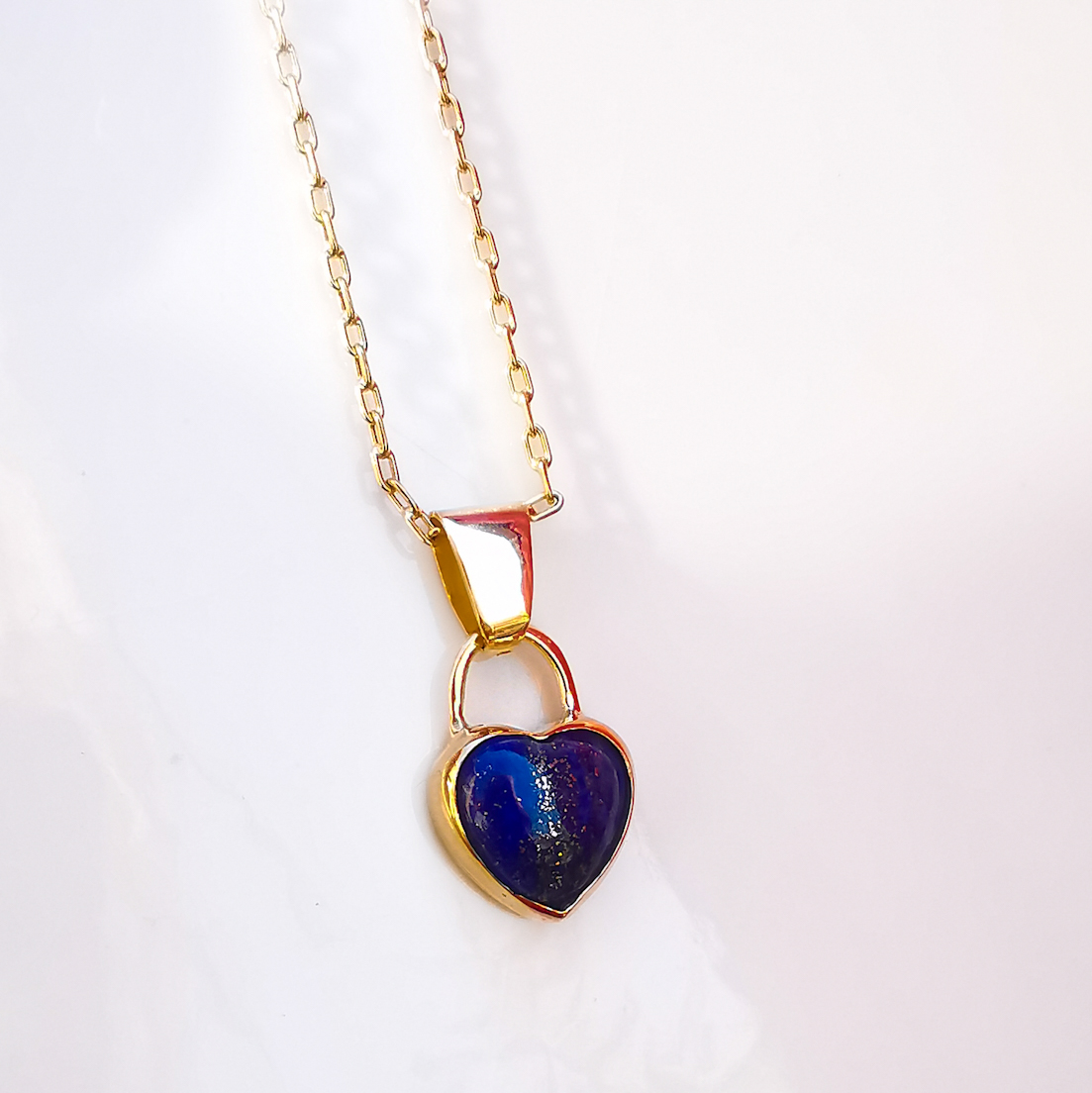 Alt: collar oro corazón lapislázuli